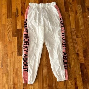 Color is White and Pink